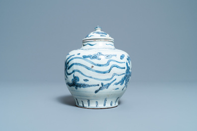 Un vase couvert en porcelaine de Chine en bleu et blanc &agrave; d&eacute;cor de ph&eacute;nix, Ming