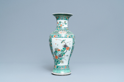 Un vase en porcelaine de Chine famille verte, 19&egrave;me