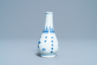 Un vase de forme poireau en porcelaine de Chine en bleu et blanc, &eacute;poque Transition