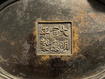 Un br&ucirc;le-parfum en bronze aux anses en forme de chilong, marque de Xuande, Ming