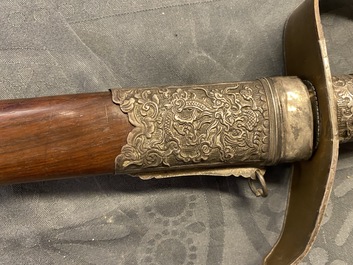 Een Chinees of Vietnamees zilveren, tie li mu houten en benen zwaard, 19e eeuw