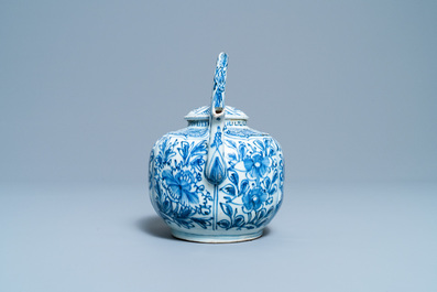 Une verseuse &agrave; vin couverte en porcelaine de Chine en bleu et blanc, Wanli