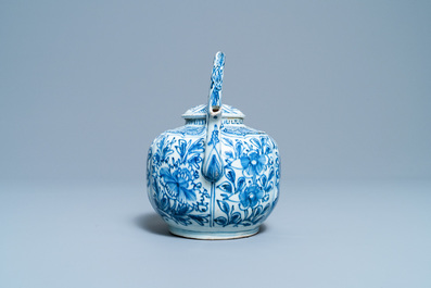 Een Chinese blauw-witte wijnkan met deksel, Wanli
