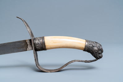 Een Chinees of Vietnamees zilveren, tie li mu houten en benen zwaard, 19e eeuw