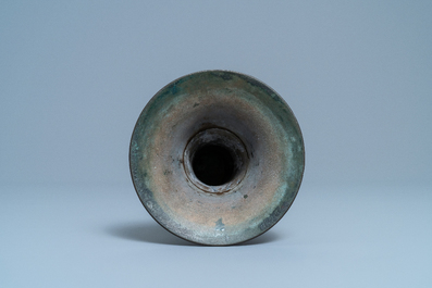 Een Chinese bronzen 'gu' vaas, Ming