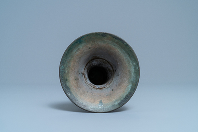 Un vase de forme 'gu' en bronze, Chine, Ming