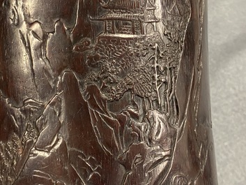 Un pot &agrave; pinceaux en bois de zitan &agrave; d&eacute;cor d'un paysage montagneux, Chine, 17/18&egrave;me