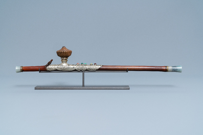 Een Chinese opiumpijp in bamboe, jade&iuml;et en Yixing steengoed, 19e eeuw