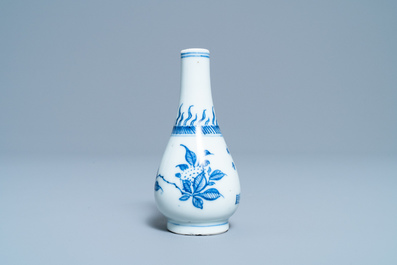 Un vase de forme poireau en porcelaine de Chine en bleu et blanc, &eacute;poque Transition