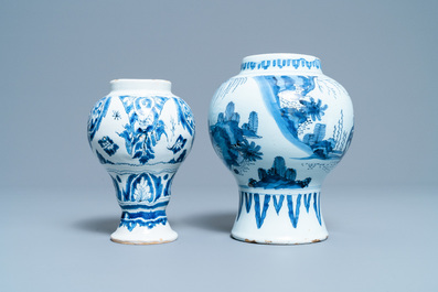 Quatre assiettes et deux vases en fa&iuml;ence de Delft en bleu et blanc, 18&egrave;me