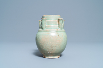 Une urne &agrave; cinq becs en porcelaine de Chine c&eacute;ladon de Longquan, Song