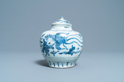 Un vase couvert en porcelaine de Chine en bleu et blanc &agrave; d&eacute;cor de ph&eacute;nix, Ming