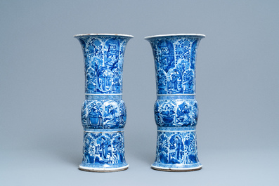 Een paar grote Chinese blauw-witte vazen met Lange Lijzen, Kangxi