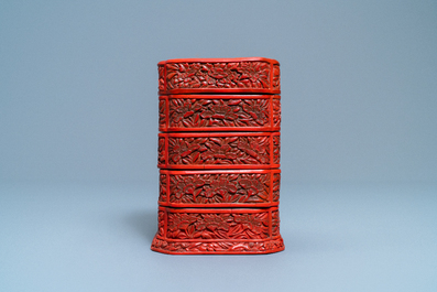Een Chinese vijfdelige dekseldoos in rood lakwerk, Wanli