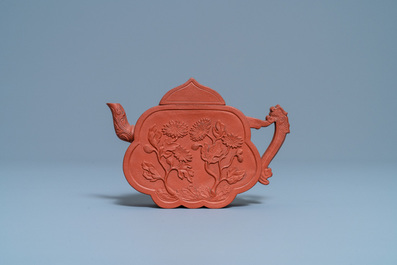 Een bijzondere Chinese Yixing steengoed theepot met deksel, Kangxi