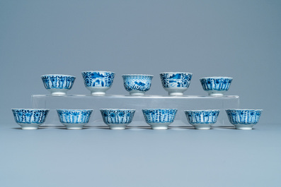 Une collection de tasses et soucoupes en porcelaine de Chine en bleu et blanc, 19&egrave;me