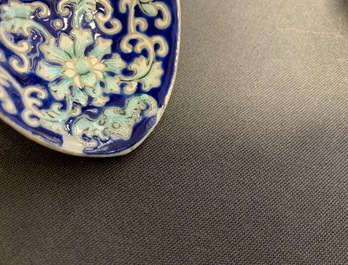 Vijf Chinese lepels met blauwe fondkleur, w.o. twee paar met Tongzhi merken en periode