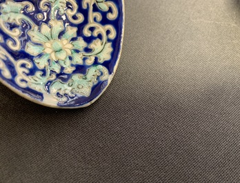 Cinq cuill&egrave;res en porcelaine de Chine &agrave; fond bleu, dont deux paires aux marques et d'&eacute;poque de Tongzhi