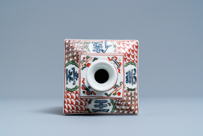 Une bouteille &agrave; sak&eacute; de forme carr&eacute;e en porcelaine Ko-Imari de Japon, Edo, 18&egrave;me