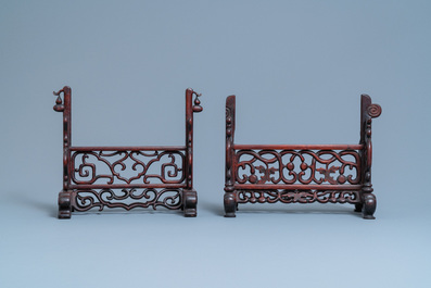 Drie Chinese houten steunen voor tafelschermen, 19e eeuw