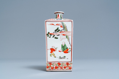 Een vierkante Japanse Ko-Imari fles voor sake, Edo, 18e eeuw