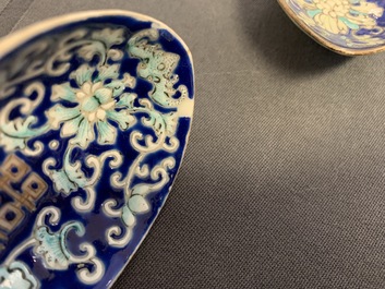 Cinq cuill&egrave;res en porcelaine de Chine &agrave; fond bleu, dont deux paires aux marques et d'&eacute;poque de Tongzhi