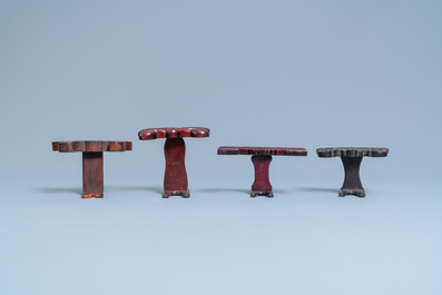 Acht Chinese gesculpteerde houten bordenstaanders, 19/20e eeuw