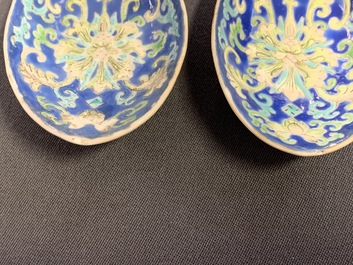 Cinq cuill&egrave;res en porcelaine de Chine &agrave; fond bleu, dont deux paires aux marques et d'&eacute;poque de Tongzhi