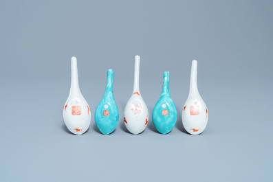 Cinq cuill&egrave;res en porcelaine de Chine &agrave; fond bleu, dont deux paires aux marques et d'&eacute;poque de Tongzhi
