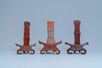Acht Chinese gesculpteerde houten bordenstaanders, 19/20e eeuw