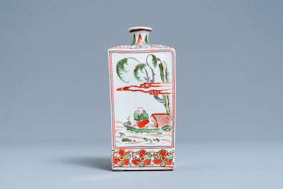 Une bouteille &agrave; sak&eacute; de forme carr&eacute;e en porcelaine Ko-Imari de Japon, Edo, 18&egrave;me
