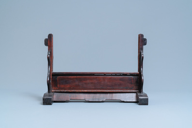 Drie Chinese houten steunen voor tafelschermen, 19e eeuw