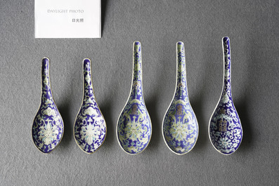 Vijf Chinese lepels met blauwe fondkleur, w.o. twee paar met Tongzhi merken en periode