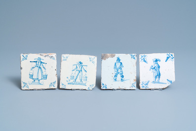 Douze carreaux en fa&iuml;ence de Delft en bleu et blanc &agrave; d&eacute;cor de figures, 17&egrave;me