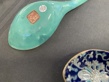 Cinq cuill&egrave;res en porcelaine de Chine &agrave; fond bleu, dont deux paires aux marques et d'&eacute;poque de Tongzhi