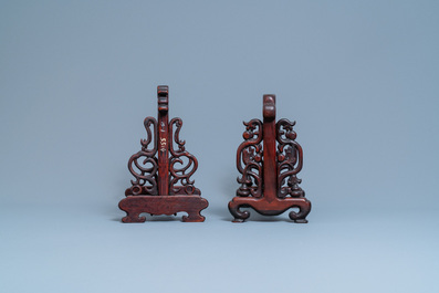 Trois supports d'&eacute;crans de table en bois sculpt&eacute;, Chine, 19&egrave;me