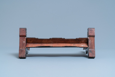 Trois supports d'&eacute;crans de table en bois sculpt&eacute;, Chine, 19&egrave;me