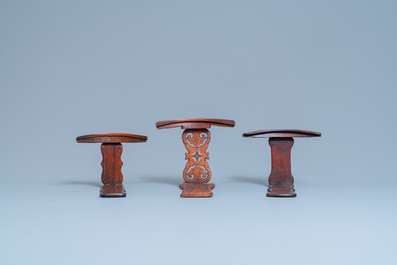 Huit supports de plats en bois sculpt&eacute;, Chine, 19/20&egrave;me