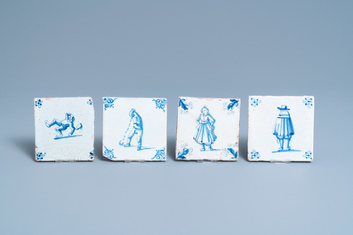 Douze carreaux en fa&iuml;ence de Delft en bleu et blanc &agrave; d&eacute;cor de figures, 17&egrave;me