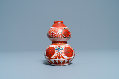 Een Chinese polychrome Swatow kalebasvaas, Ming