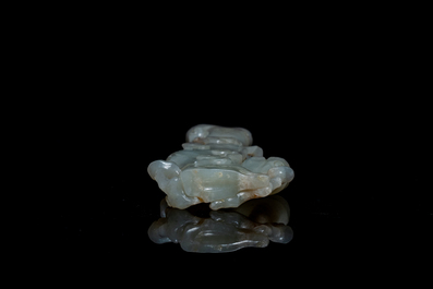 Un vase en jade sur socle ajour&eacute;, Chine, Qing