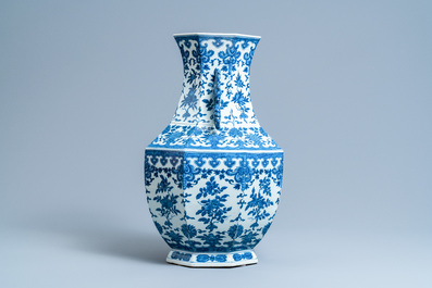 Een Chinese blauw-witte hexagonale 'hu' vaas met floraal decor, Qianlong merk, 19e eeuw