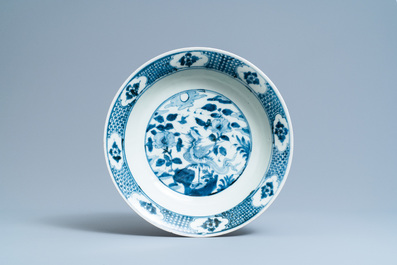 Twee grote Chinese blauw-witte Swatow schotels, Ming