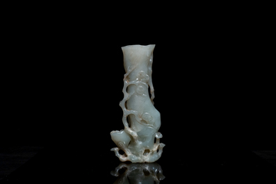Un vase en jade sur socle ajour&eacute;, Chine, Qing
