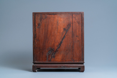 Un cabinet &agrave; deux portes en bois sculpt&eacute; incrust&eacute; de nacre, Chine, 19&egrave;me