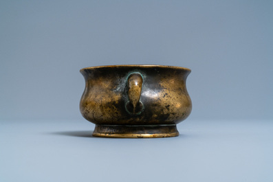 Un br&ucirc;le-parfum en bronze, marque de Xuande, Qing