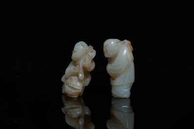 Deux figures de gar&ccedil;ons en jade c&eacute;ladon sculpt&eacute;, Chine, 19/20&egrave;me