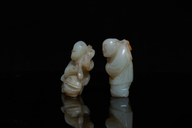 Twee Chinese celadon jade figuren van jongens, 19/20e eeuw