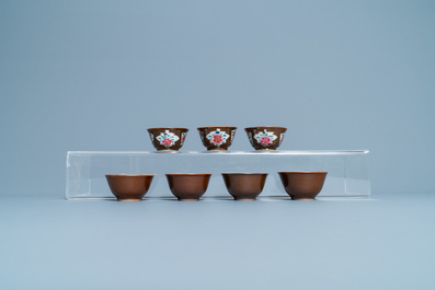 Seize tasses et soucoupes en porcelaine de Chine famille rose &agrave; fond brun capucin, Qianlong