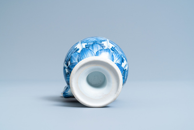 Een Chinese blauw-witte theepot met vergulde montuur, Kangxi